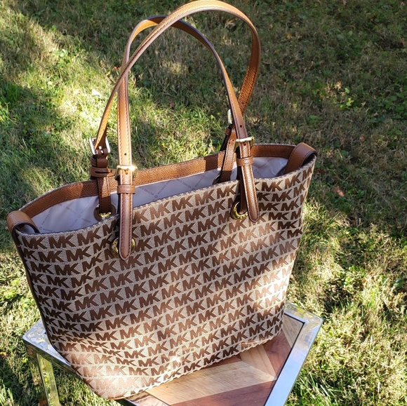 Michael Kors Handbags - NWT MICHAEL KORS SIGNATURE 👜